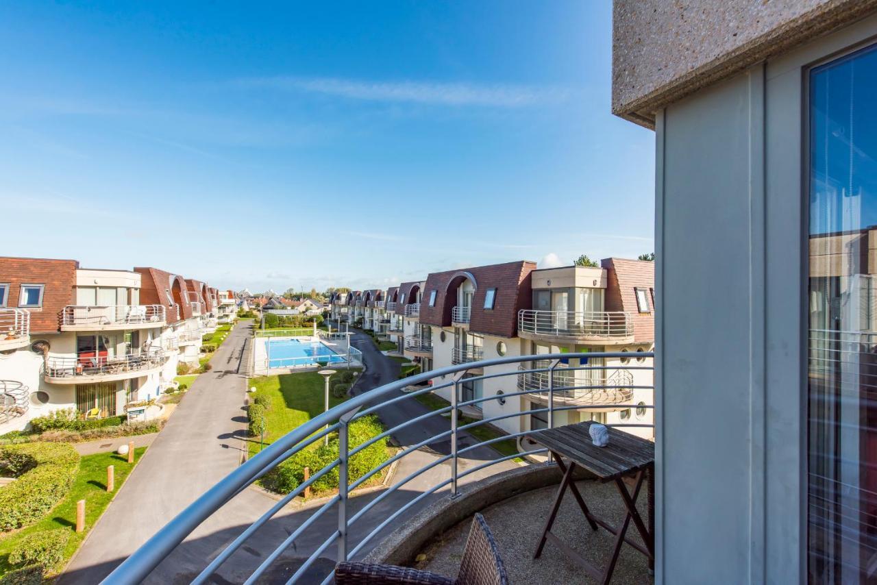 Modern Apartment With Terrace & Public Pool Bredene Buitenkant foto