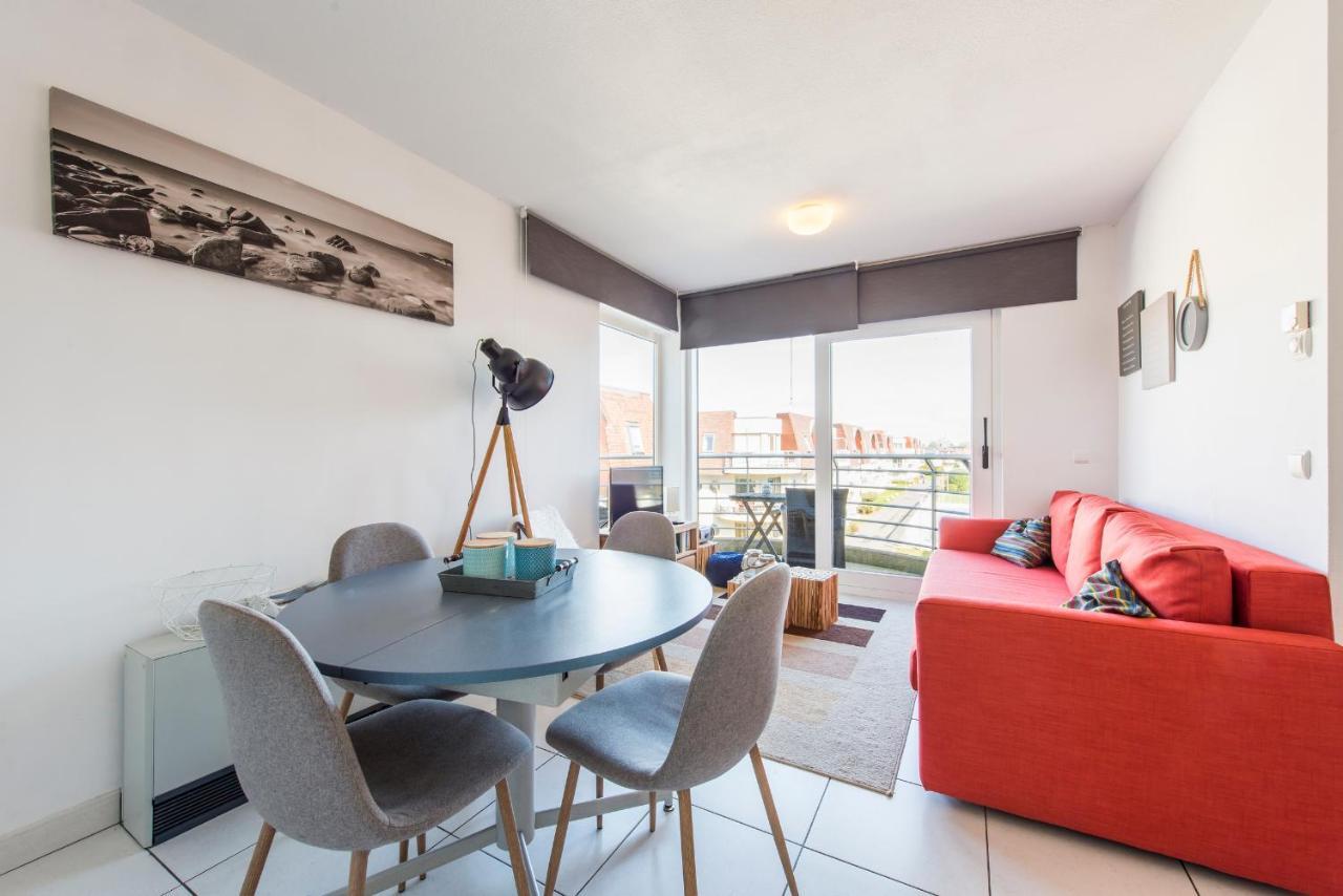 Modern Apartment With Terrace & Public Pool Bredene Buitenkant foto